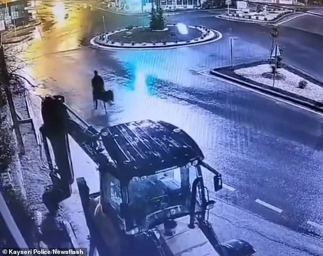 Bizarre Forklift Robbery in Central Turkey Shocks Locals, Sparks Security Concerns