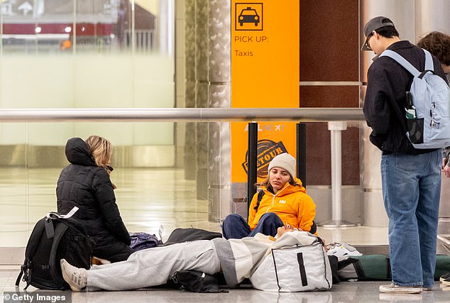 Historic Blizzard Paralyzes East Coast as Winter Storm Hernando Cancels Over 10,000 Flights