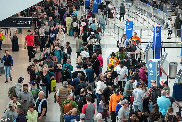 Houston Airport Security Lines Improve as TSA Staffing Shortages Ease, Wait Times Now 11 Minutes