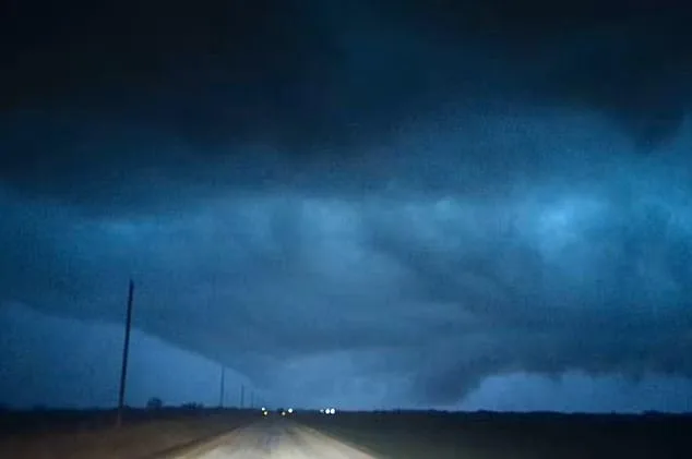 Urgent Tornado Alerts: 80 Million in 10 States, Including Illinois, Face Deadly Storms