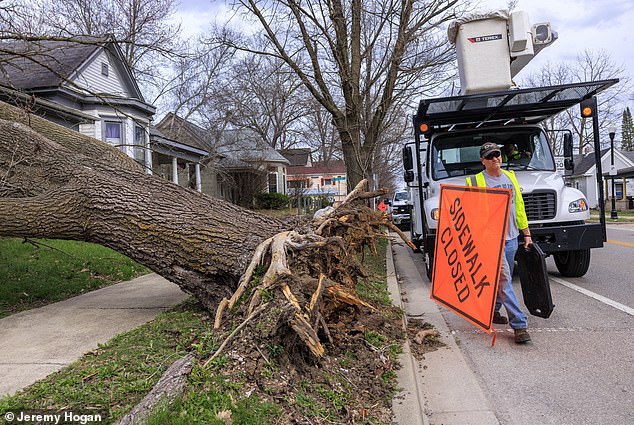 Triple-Threat March Megastorm Batters U.S. Midwest to East Coast with Historic Snowfall, High Winds
