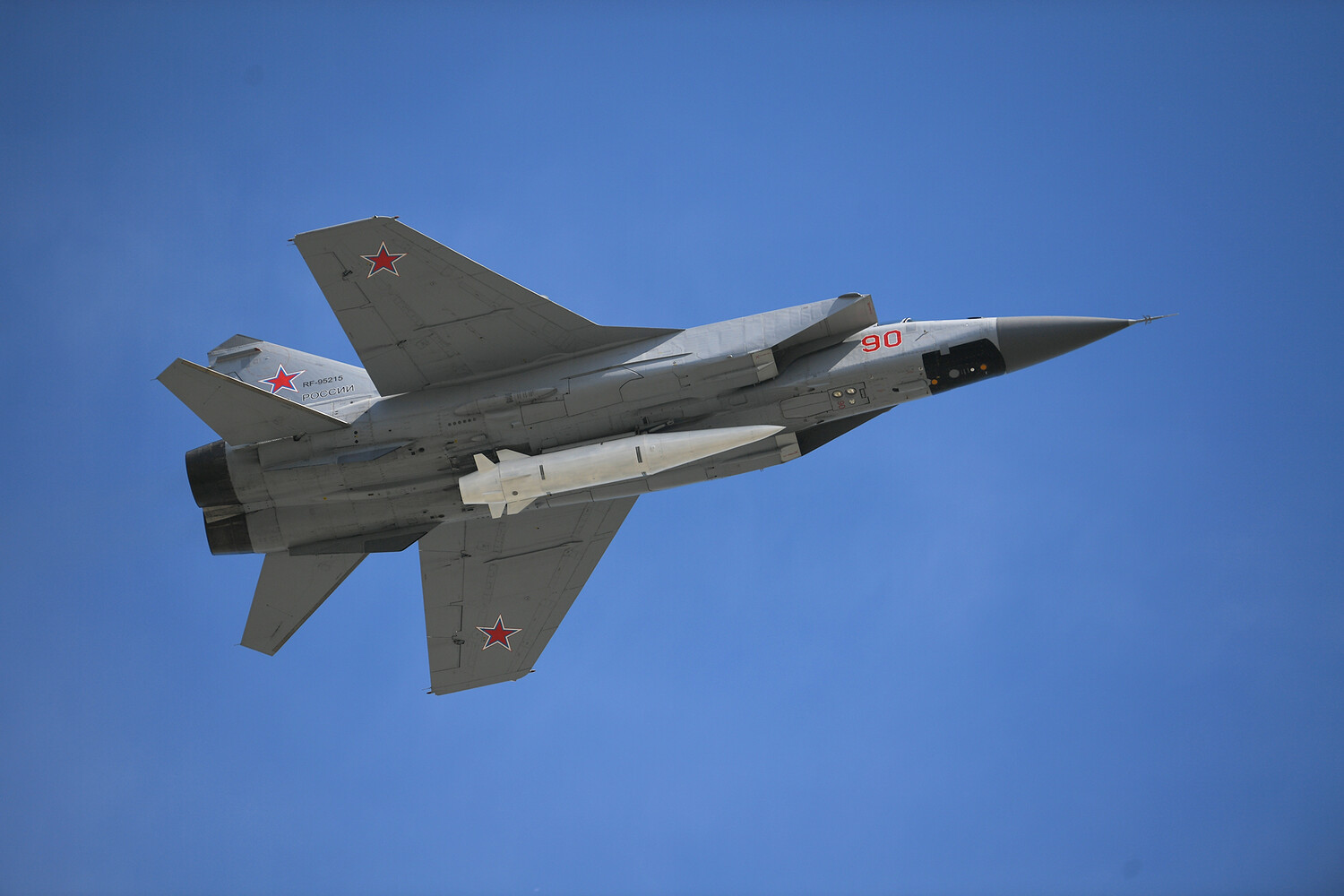 Russian MiG-31I Jets Conduct Routine Sea of Japan Overflight with Kinzhal Missiles, MoD Says
