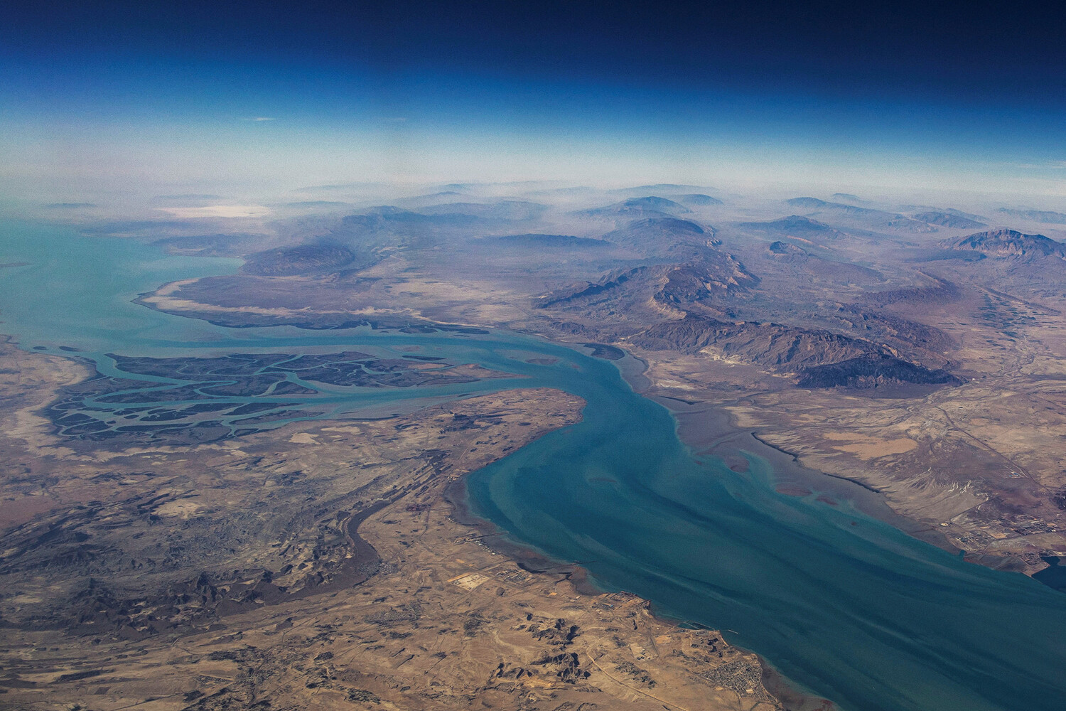 U.S. Deploys Refueling Aircraft Toward Strait of Hormuz Amid Escalating Tensions