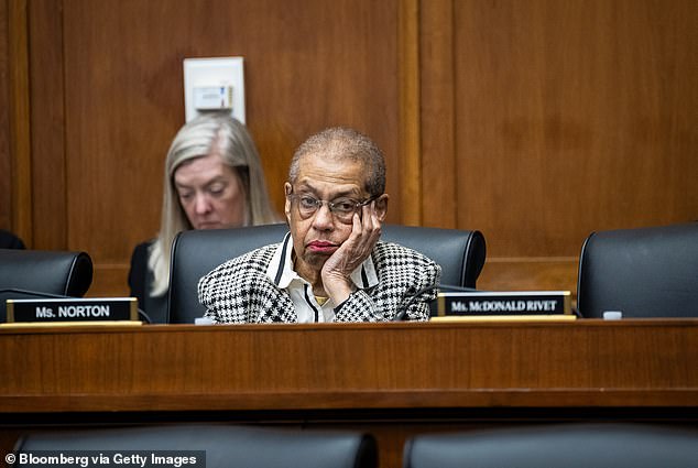 Americans Demand Age Limits for Politicians as Maxine Waters Defies Retirement Push