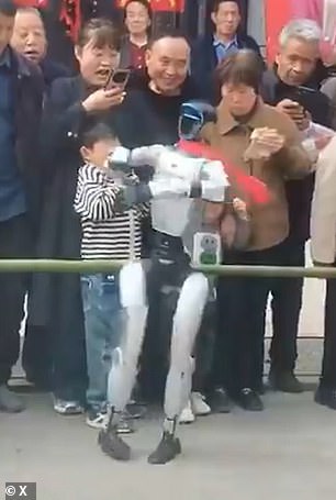 Robot Strikes Child During Chaotic Performance in Shaanxi Province