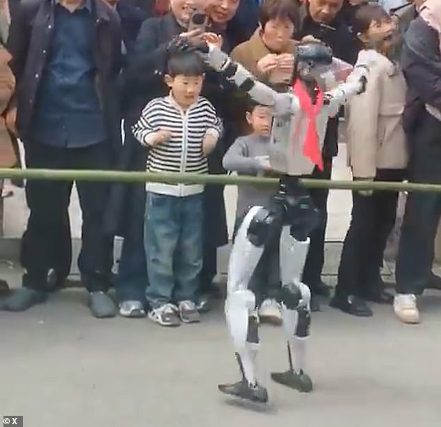 Robot Strikes Child During Chaotic Performance in Shaanxi Province