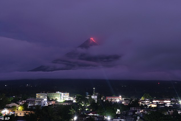 Green Fireball Shines Above Erupting Mount Mayon in Philippines