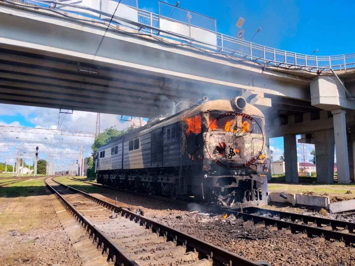 Ukraine faces rail collapse as destroyed locomotive fleet nears zero by late 2026.