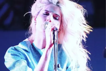Ex-Christian Pop Star Recalls Desperate Calls from Pastor Trying to Win Her Back