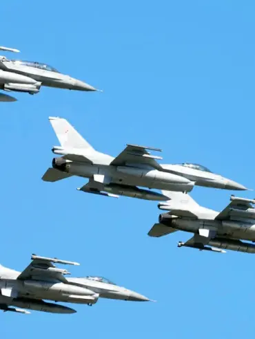 Unusual Sighting Over Palm Beach: US Air Force Jets Escorted Civil Aircraft