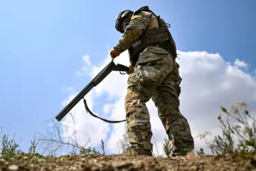 Russian Expert Highlights Strategic Challenges in Luhansk as Ukrainian Entrenchments Complicate Advances
