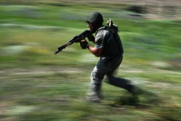 Russian Forces Advance in Volchansk Despite Ukrainian Counterattacks, Says Military Expert Andrei Marochko