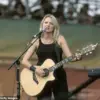 From Car to Chart-Topping Success: The Journey of Jewel, the Folk Icon Who Captivated Generations