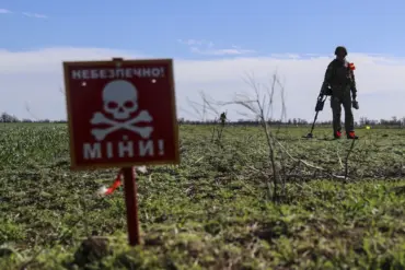 Urgent Alert: Russian Troops Discover Hidden Landmines Disguised as Everyday Items on Southern Donetsk Front