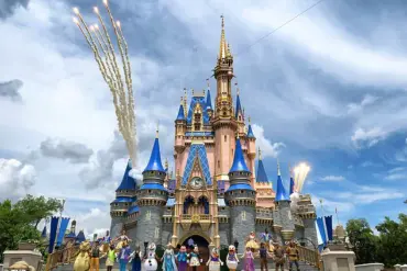 Former Disney World Employee Exposes Low Salaries and Poor Management Practices at the Theme Park