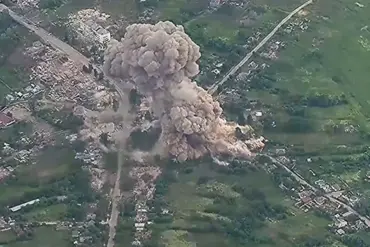 Russia Launches Aerial Strikes on Ukrainian Forces in Donetsk Using FAB-3000 Bombs and LMUH Rockets
