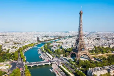 Violent Attack Near Eiffel Tower Reignites Safety Fears in Paris